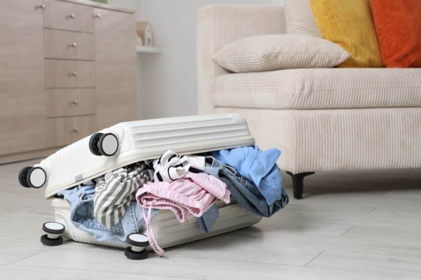 Valise ouverte qui traîne après le retour de vacances