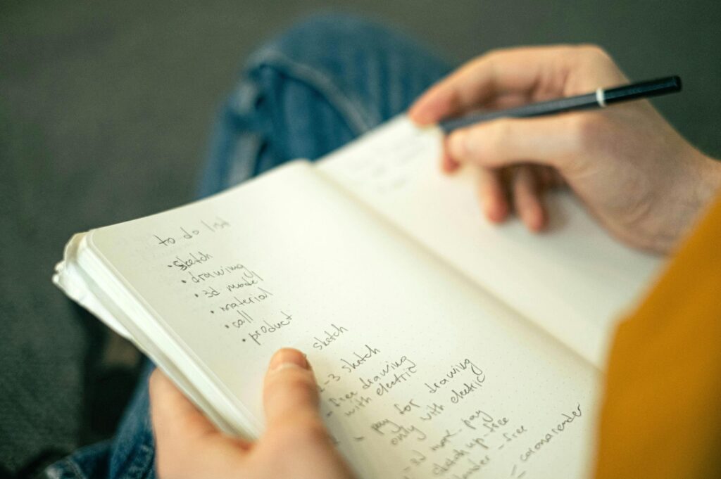 Longue To Do List manuscrite dans un carnet