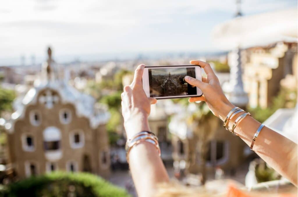 Personne prenant une photo de vacances avec son smartphone