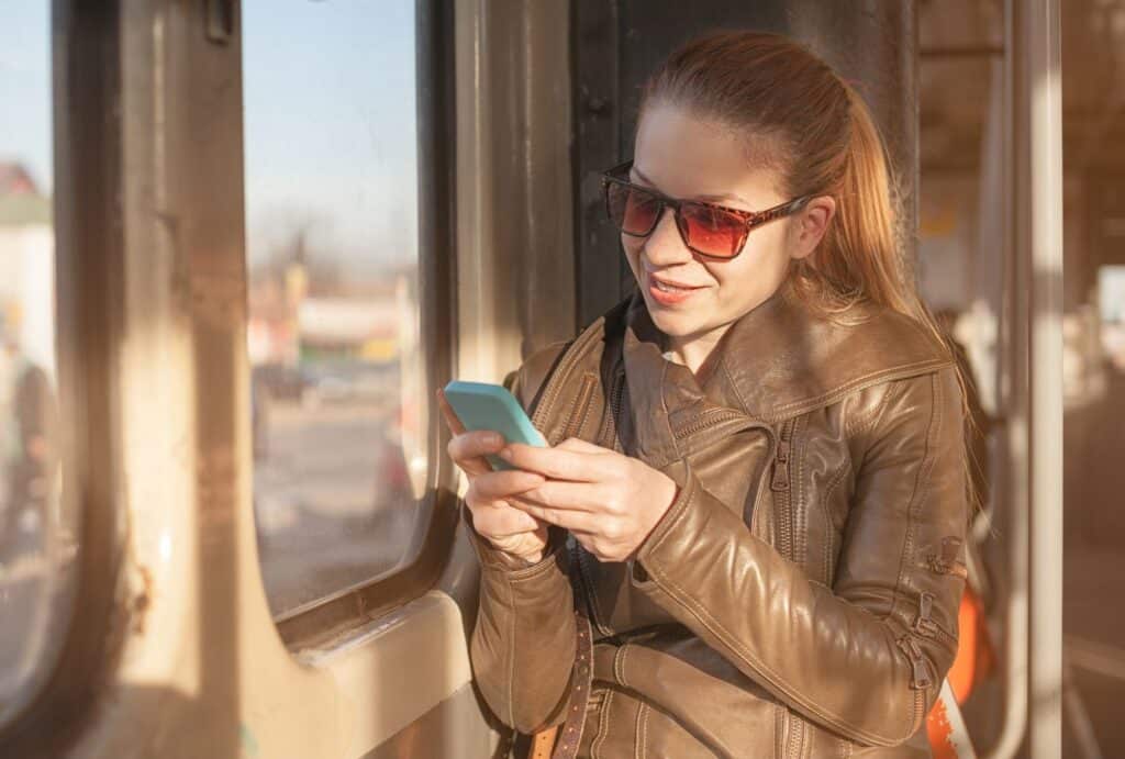Femme regardant son téléphone dans les transports